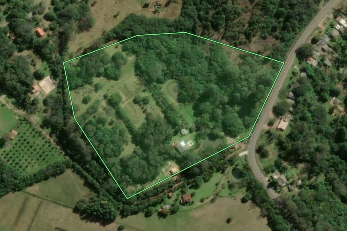 Imagem de satélite do imóvel rural em Viamão (RS), com o contorno declarado no CAR desenhado por cima.