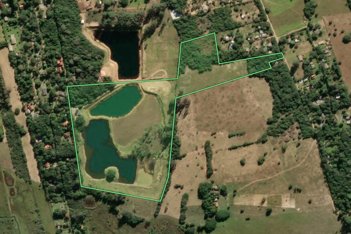 Imagem de satélite do imóvel rural em Viamão (RS), com o contorno declarado no CAR desenhado por cima.