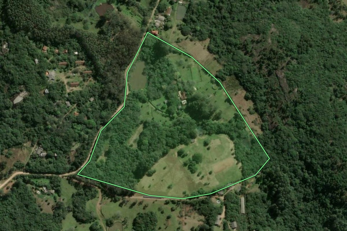 Imagem de satélite do imóvel rural em Viamão (RS), com o contorno declarado no CAR desenhado por cima.