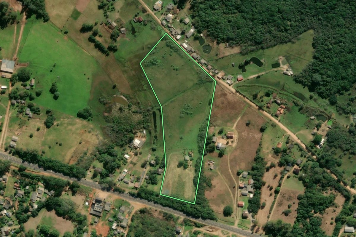 Imagem de satélite do imóvel rural em Viamão (RS), com o contorno declarado no CAR desenhado por cima.