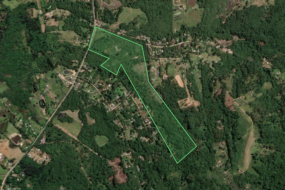 Imagem de satélite do imóvel rural em Viamão (RS), com o contorno declarado no CAR desenhado por cima.