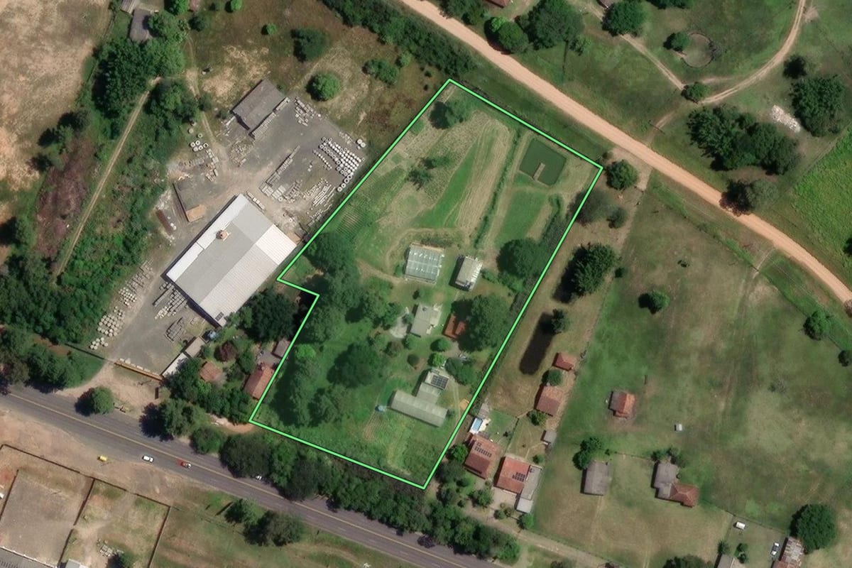 Imagem de satélite do imóvel rural em Viamão (RS), com o contorno declarado no CAR desenhado por cima.
