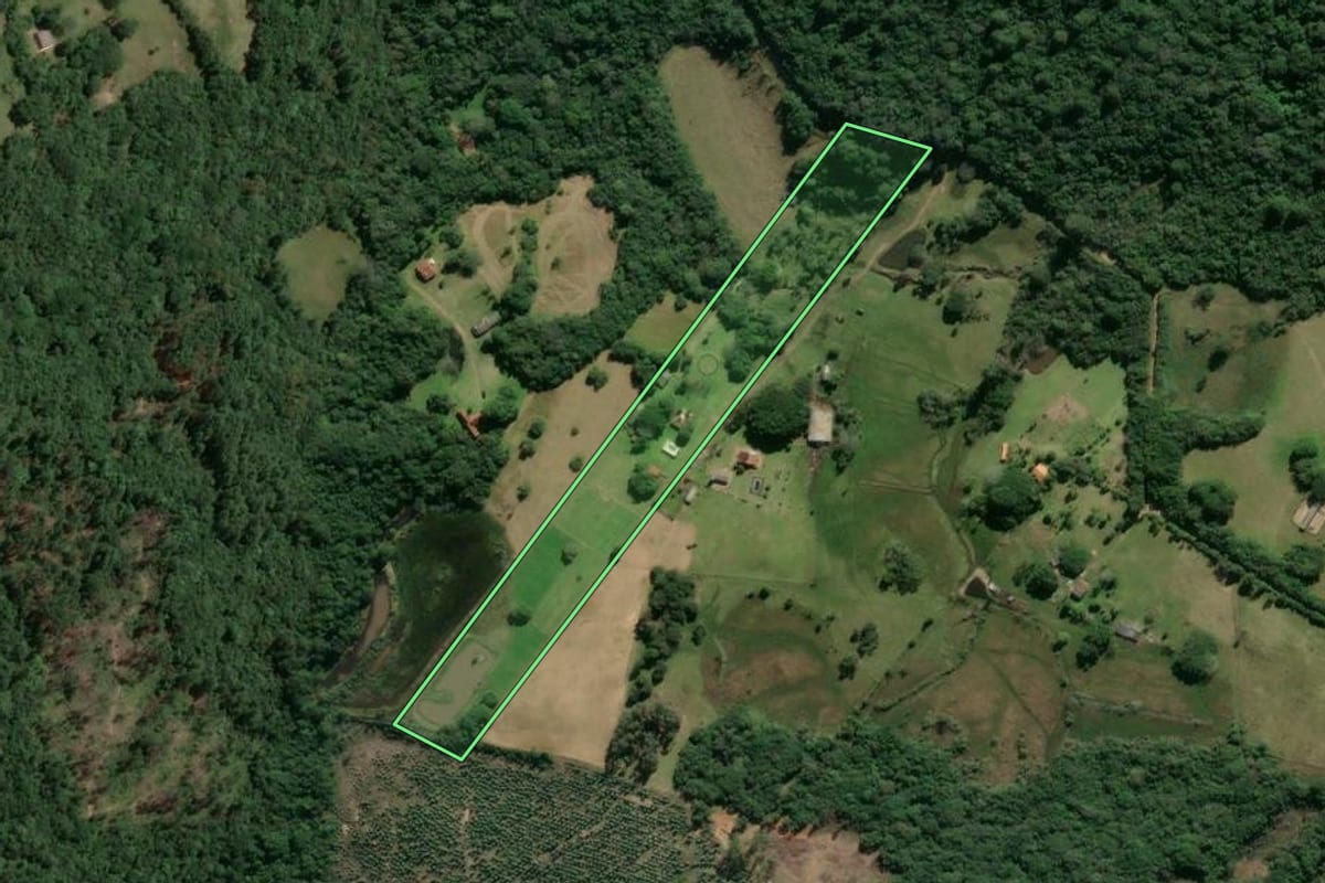 Imagem de satélite do imóvel rural em Viamão (RS), com o contorno declarado no CAR desenhado por cima.