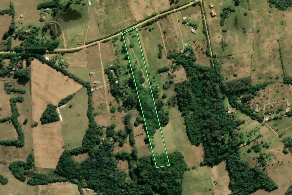 Imagem de satélite do imóvel rural em Viamão (RS), com o contorno declarado no CAR desenhado por cima.