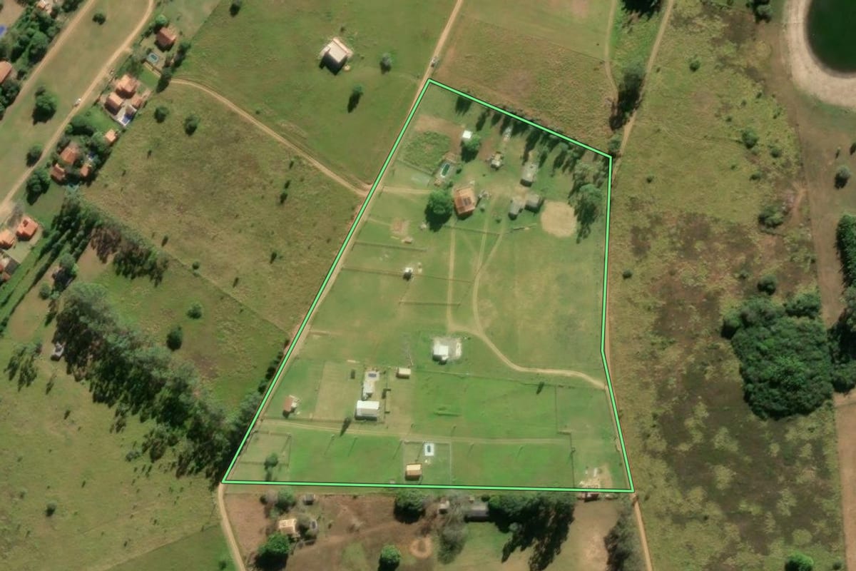 Imagem de satélite do imóvel rural em Viamão (RS), com o contorno declarado no CAR desenhado por cima.