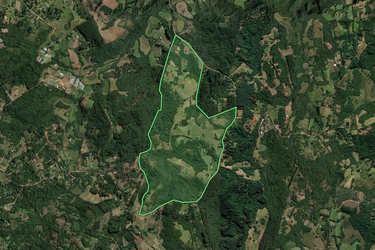 Imagem de satélite do imóvel rural em Viamão (RS), com o contorno declarado no CAR desenhado por cima.