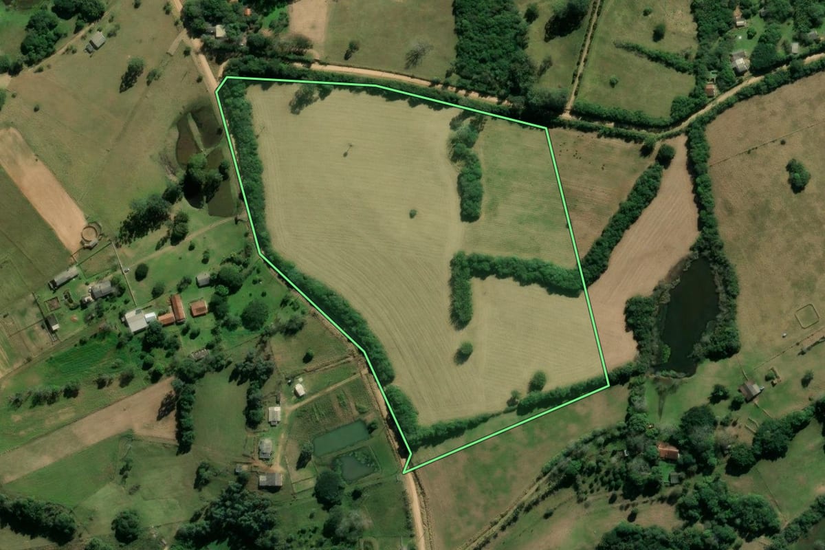 Imagem de satélite do imóvel rural em Viamão (RS), com o contorno declarado no CAR desenhado por cima.