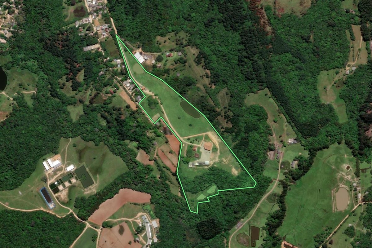 Imagem de satélite do imóvel rural em Viamão (RS), com o contorno declarado no CAR desenhado por cima.