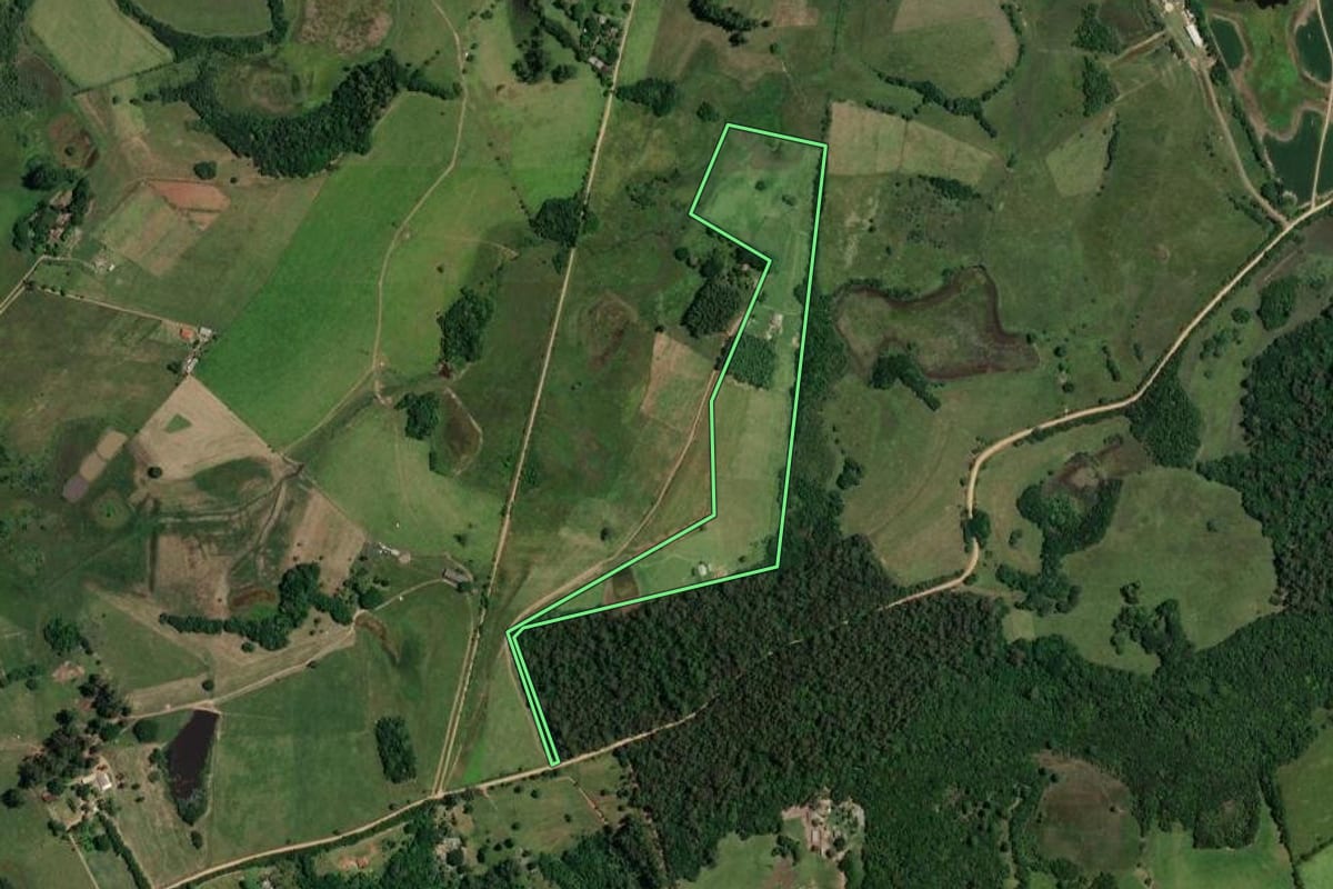 Imagem de satélite do imóvel rural em Viamão (RS), com o contorno declarado no CAR desenhado por cima.