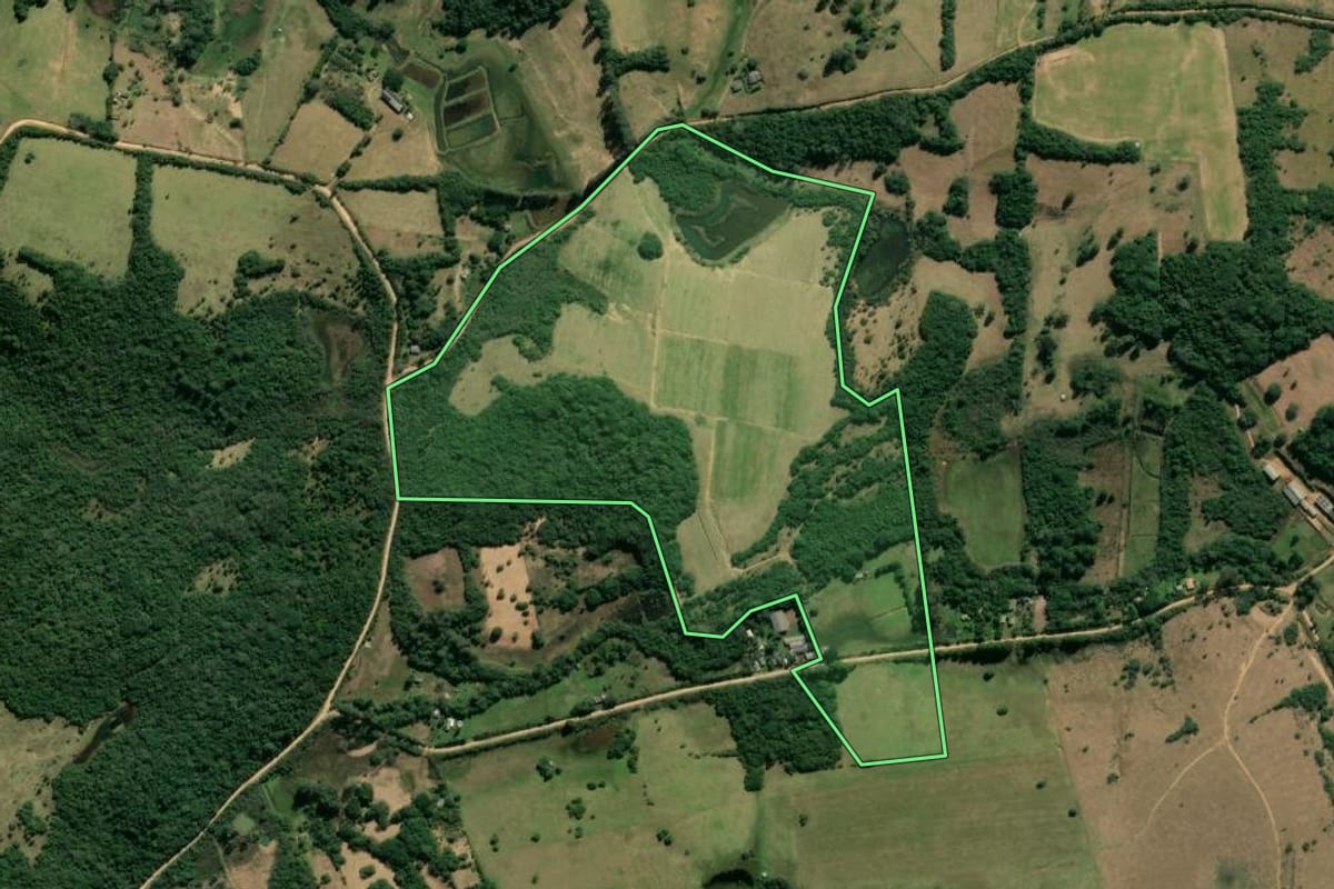 Imagem de satélite do imóvel rural em Viamão (RS), com o contorno declarado no CAR desenhado por cima.