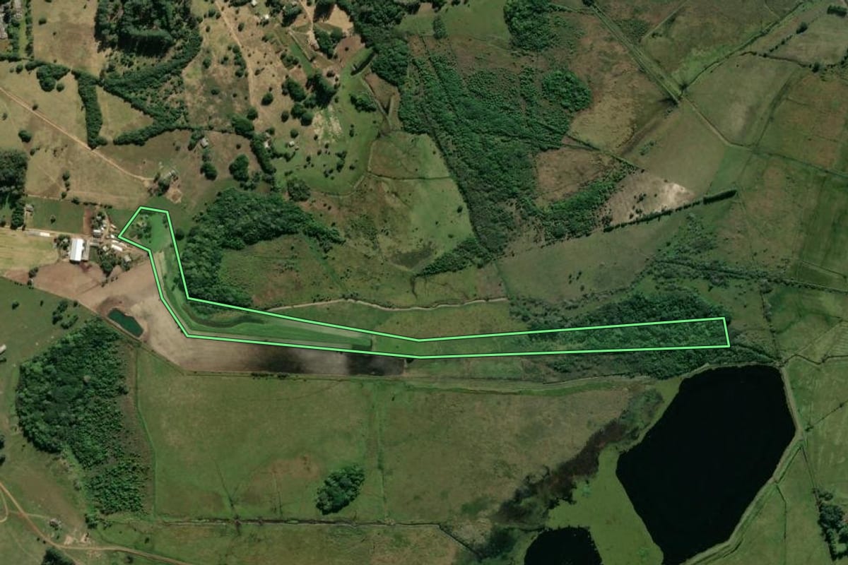 Imagem de satélite do imóvel rural em Viamão (RS), com o contorno declarado no CAR desenhado por cima.