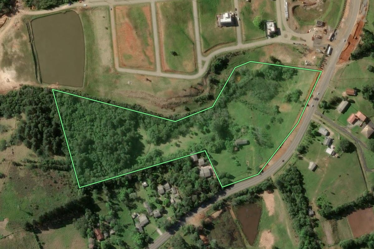 Imagem de satélite do imóvel rural em Viamão (RS), com o contorno declarado no CAR desenhado por cima.