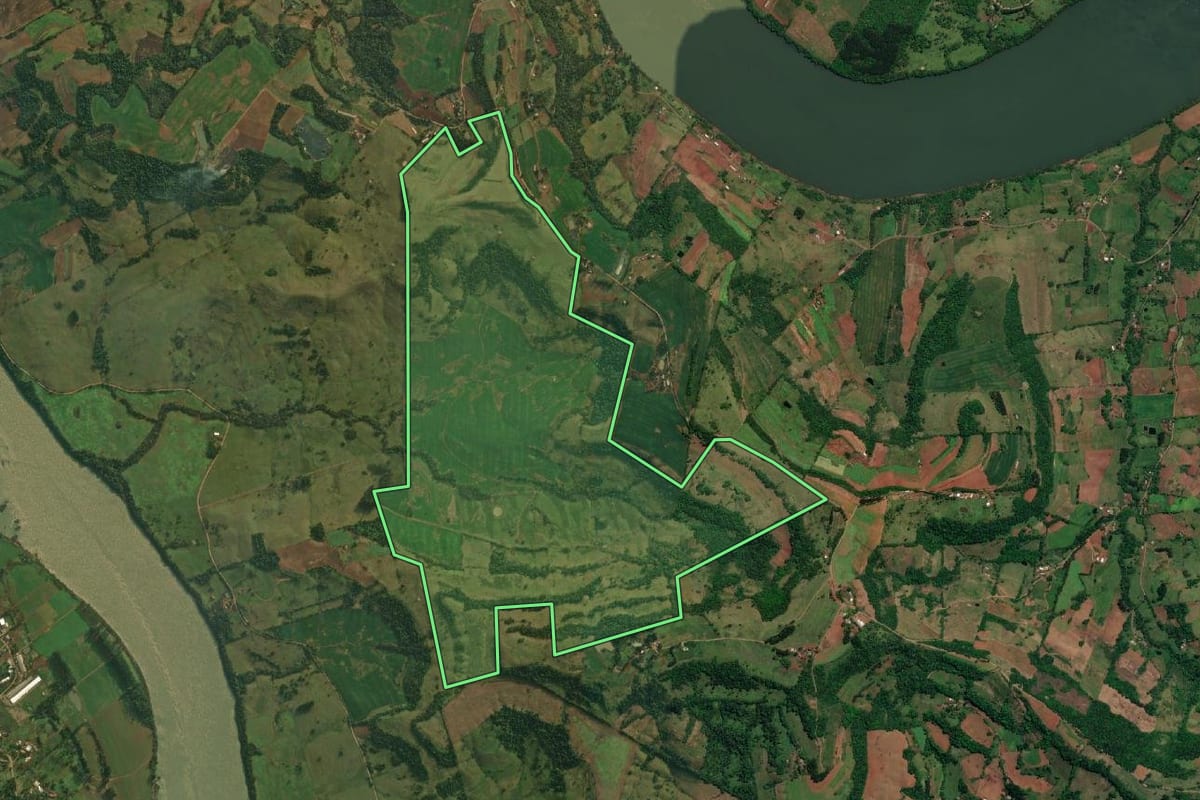 Imagem de satélite do imóvel rural em Vicente Dutra (RS), com o contorno declarado no CAR desenhado por cima.