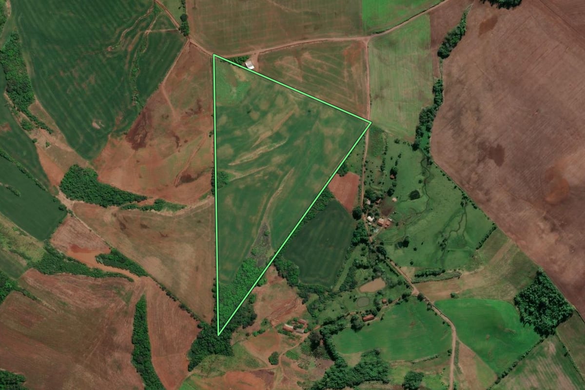 Imagem de satélite do imóvel rural em Vicente Dutra (RS), com o contorno declarado no CAR desenhado por cima.