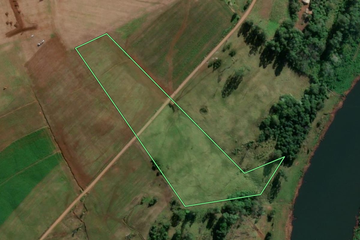 Imagem de satélite do imóvel rural em Vicente Dutra (RS), com o contorno declarado no CAR desenhado por cima.