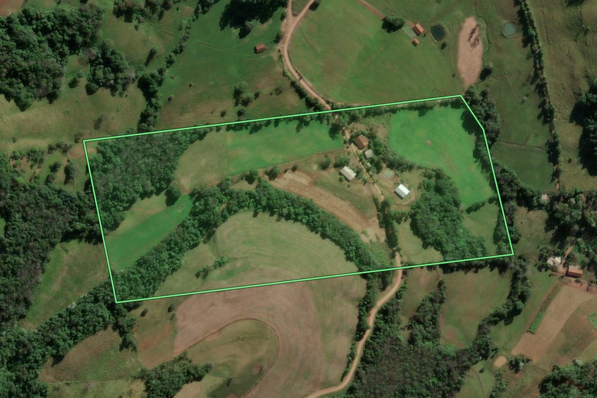 Imagem de satélite do imóvel rural em Vicente Dutra (RS), com o contorno declarado no CAR desenhado por cima.