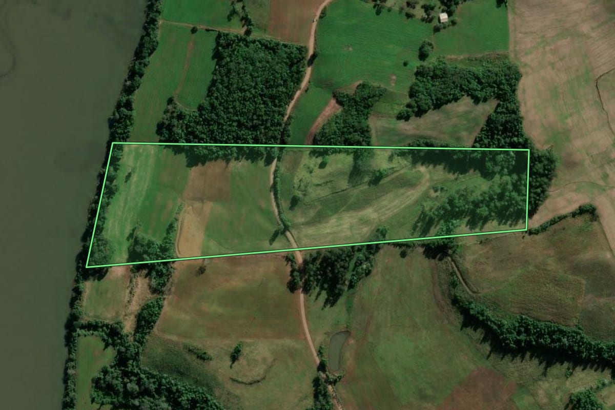 Imagem de satélite do imóvel rural em Vicente Dutra (RS), com o contorno declarado no CAR desenhado por cima.