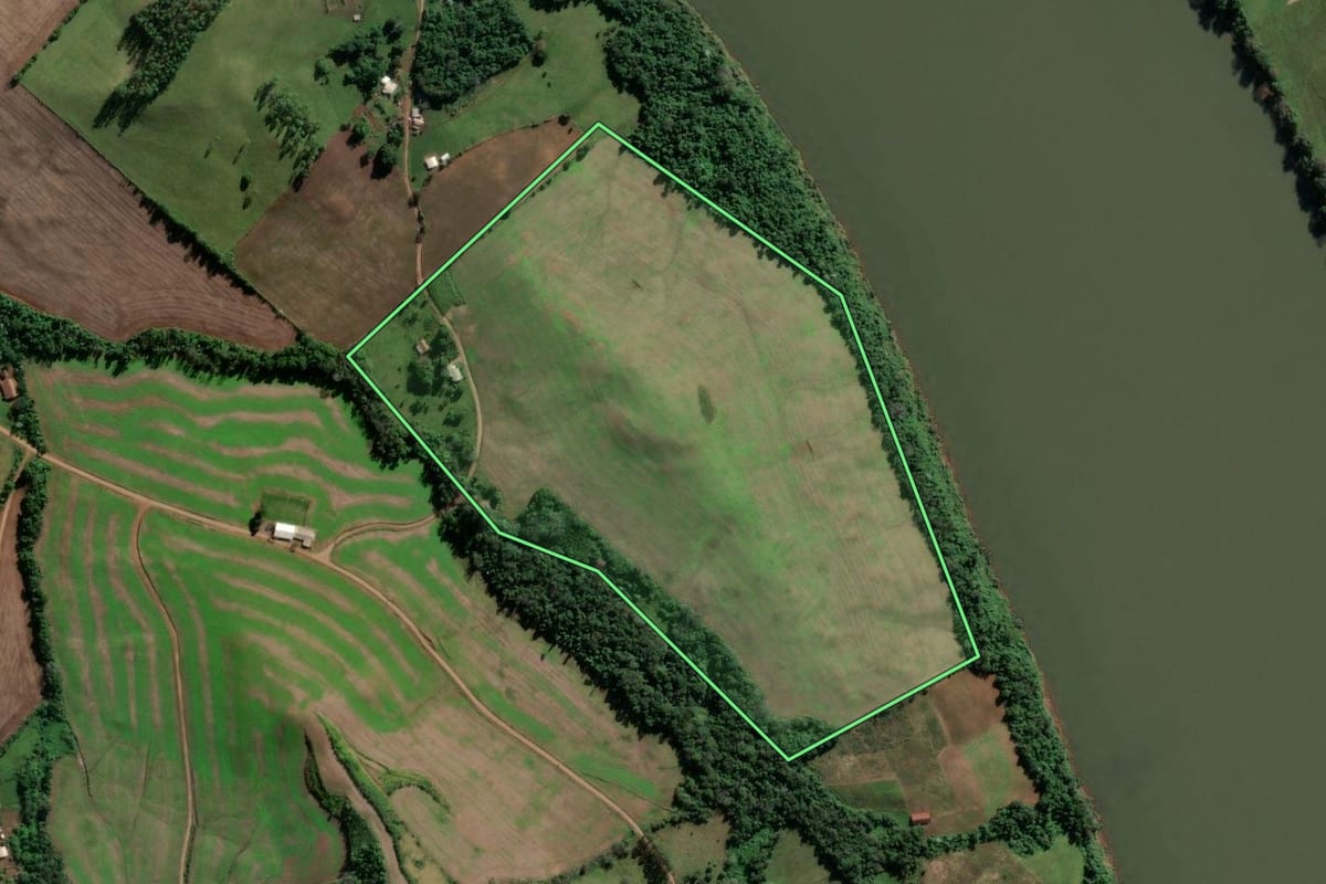 Imagem de satélite do imóvel rural em Vicente Dutra (RS), com o contorno declarado no CAR desenhado por cima.