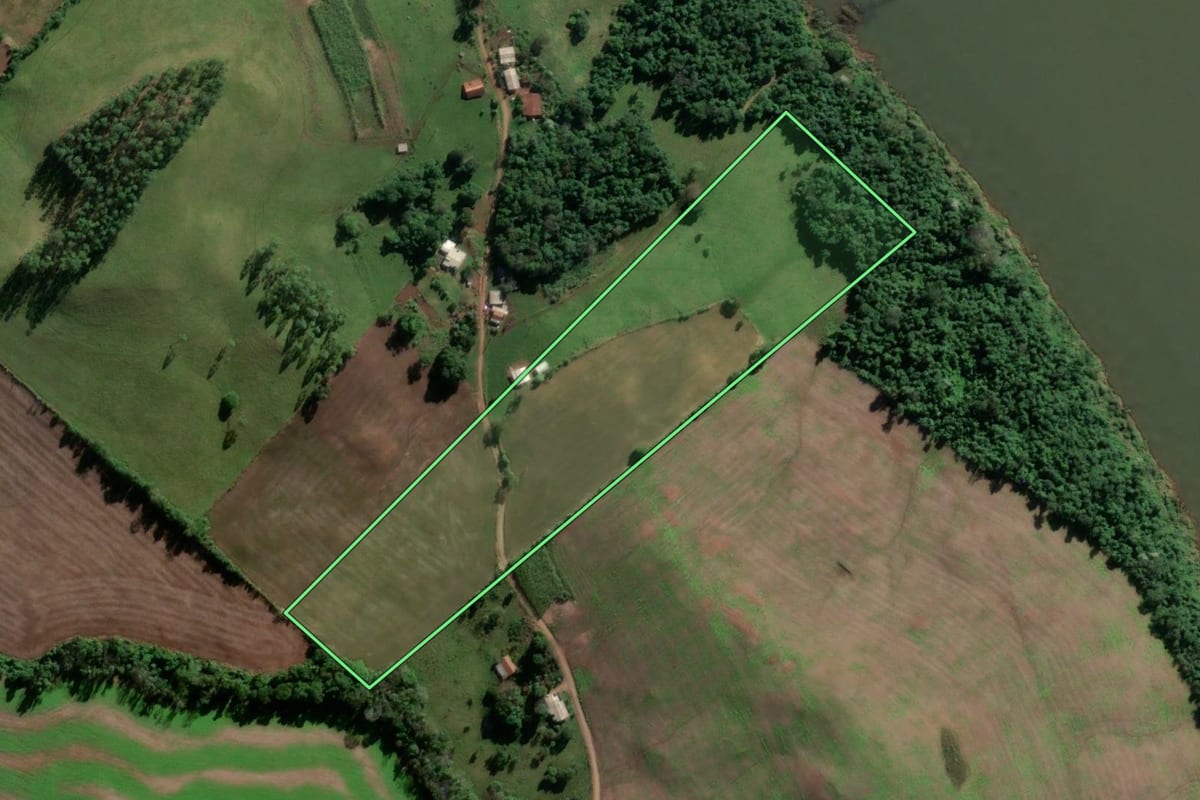 Imagem de satélite do imóvel rural em Vicente Dutra (RS), com o contorno declarado no CAR desenhado por cima.