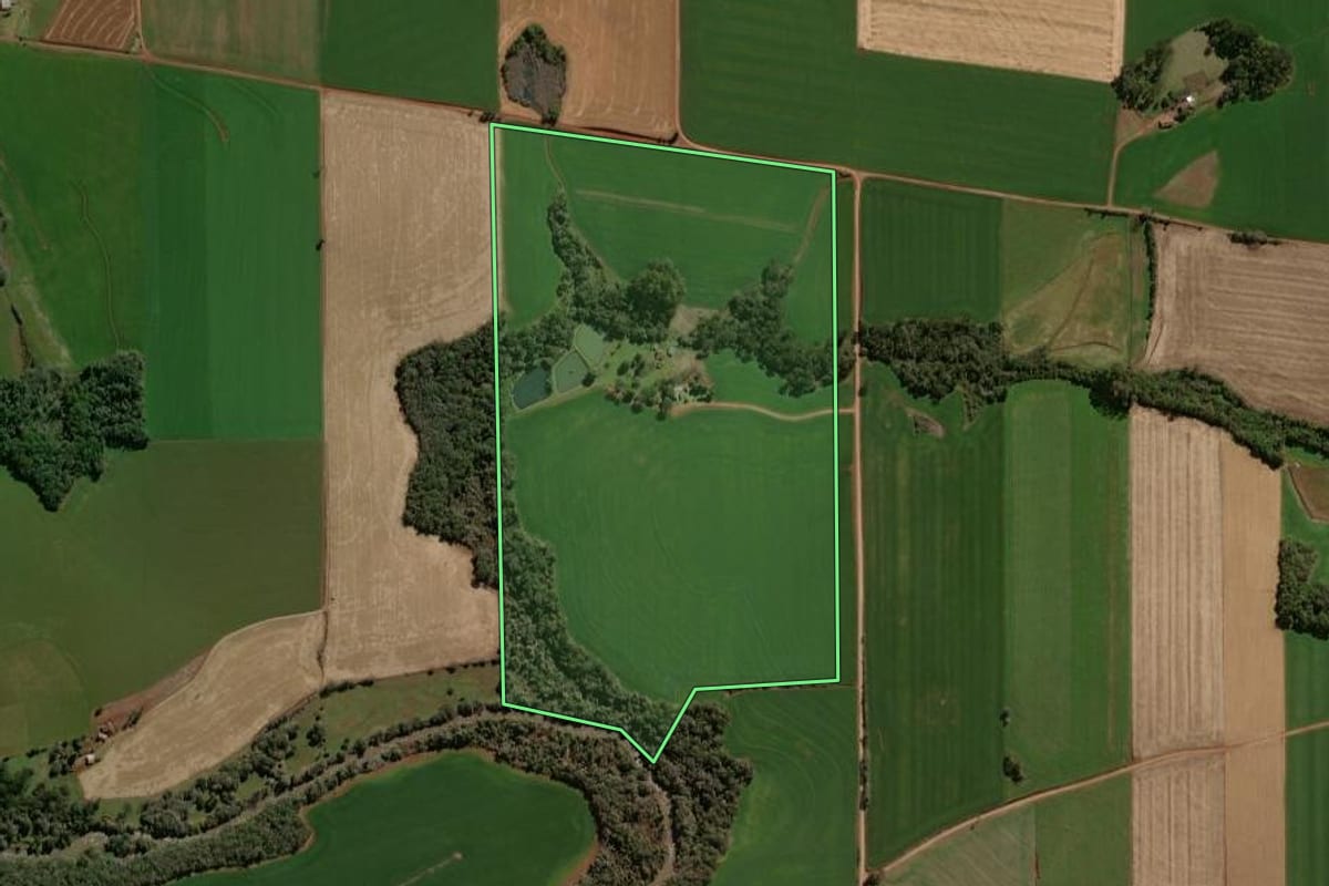 Imagem de satélite do imóvel rural em Victor Graeff (RS), com o contorno declarado no CAR desenhado por cima.