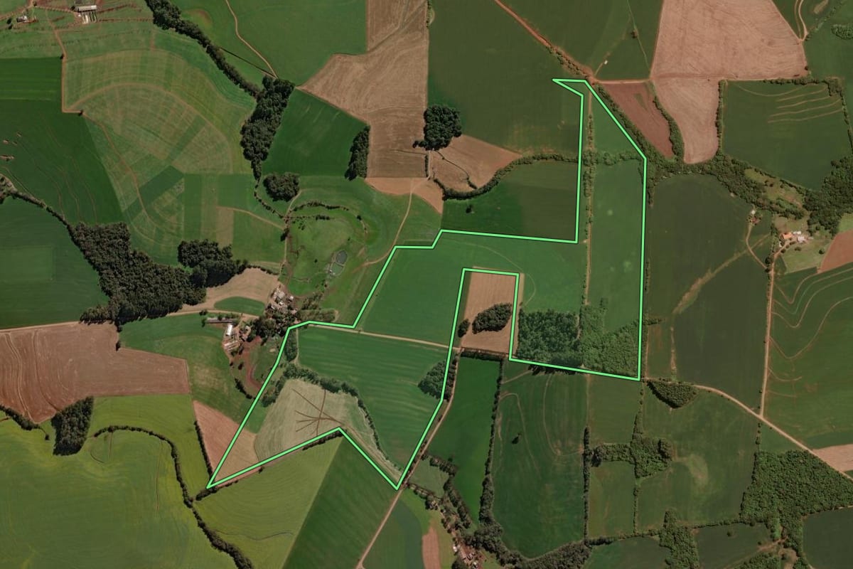 Imagem de satélite do imóvel rural em Victor Graeff (RS), com o contorno declarado no CAR desenhado por cima.