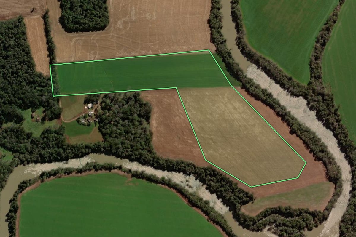 Imagem de satélite do imóvel rural em Victor Graeff (RS), com o contorno declarado no CAR desenhado por cima.