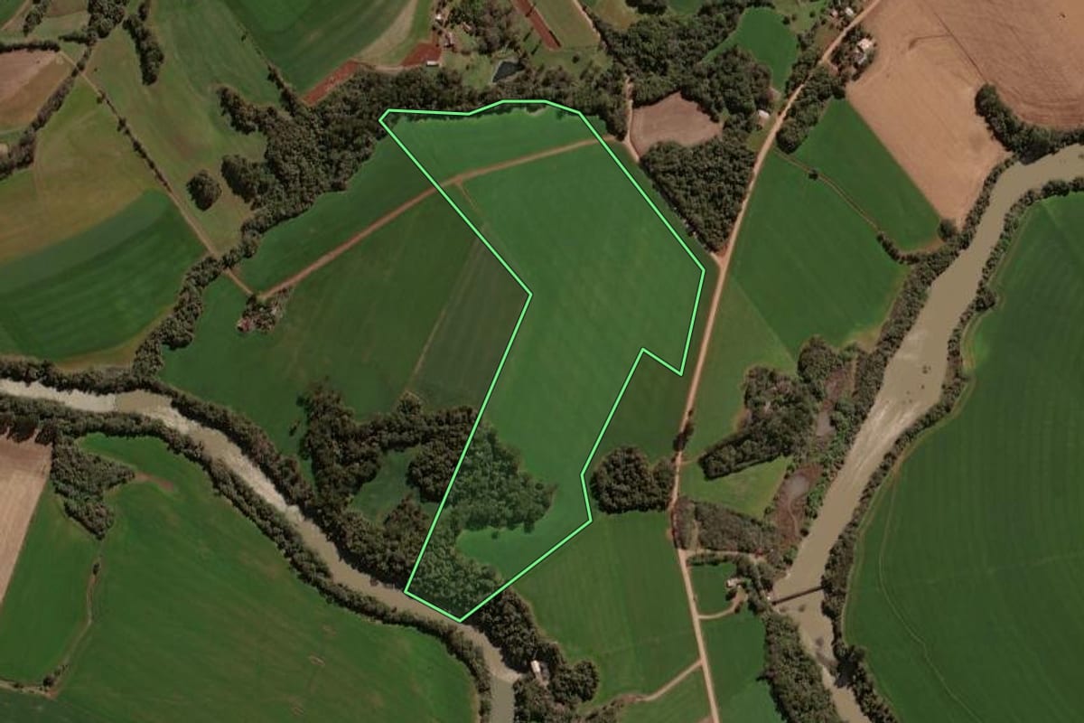 Imagem de satélite do imóvel rural em Victor Graeff (RS), com o contorno declarado no CAR desenhado por cima.