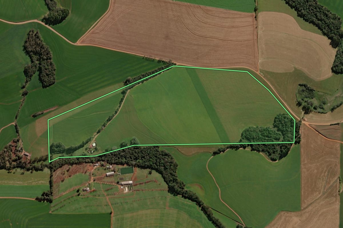 Imagem de satélite do imóvel rural em Victor Graeff (RS), com o contorno declarado no CAR desenhado por cima.