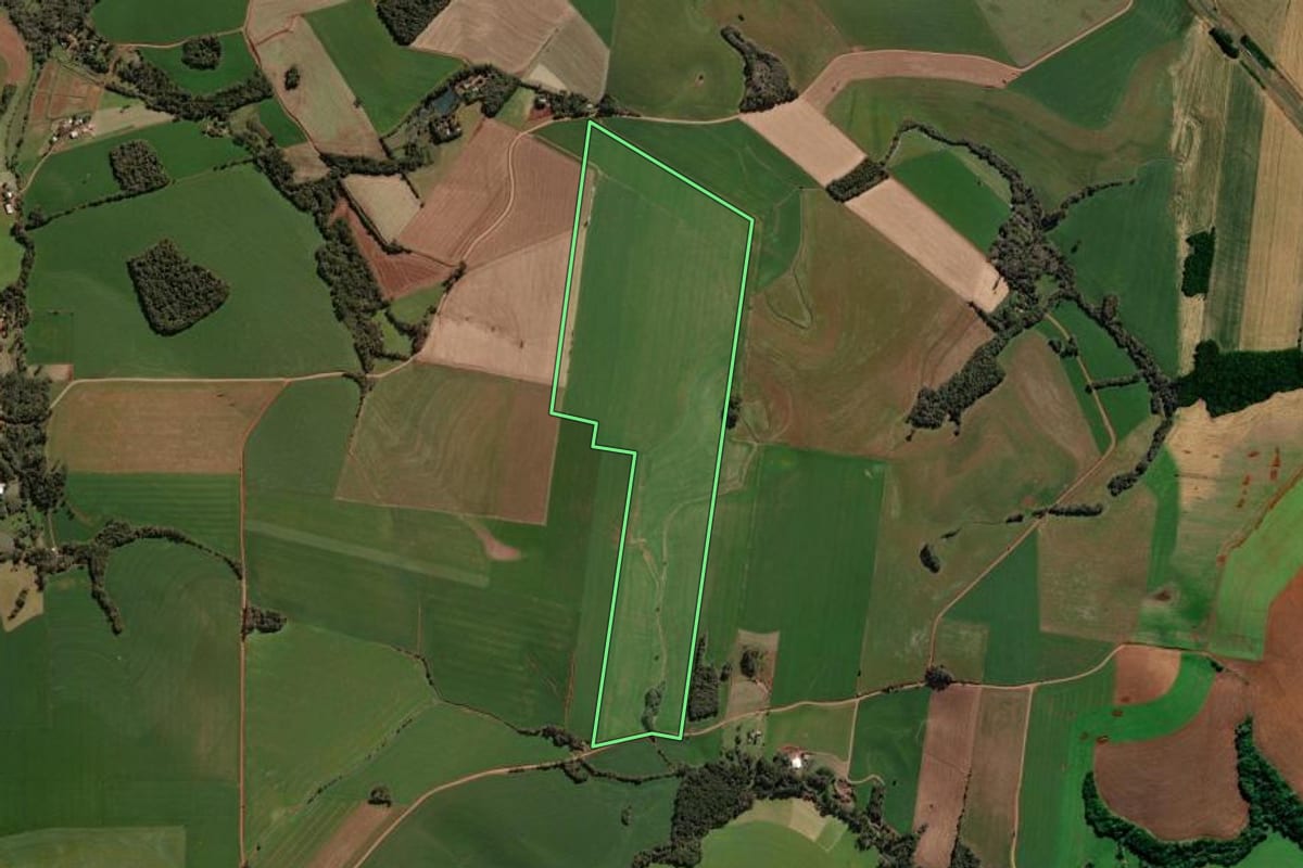 Imagem de satélite do imóvel rural em Victor Graeff (RS), com o contorno declarado no CAR desenhado por cima.