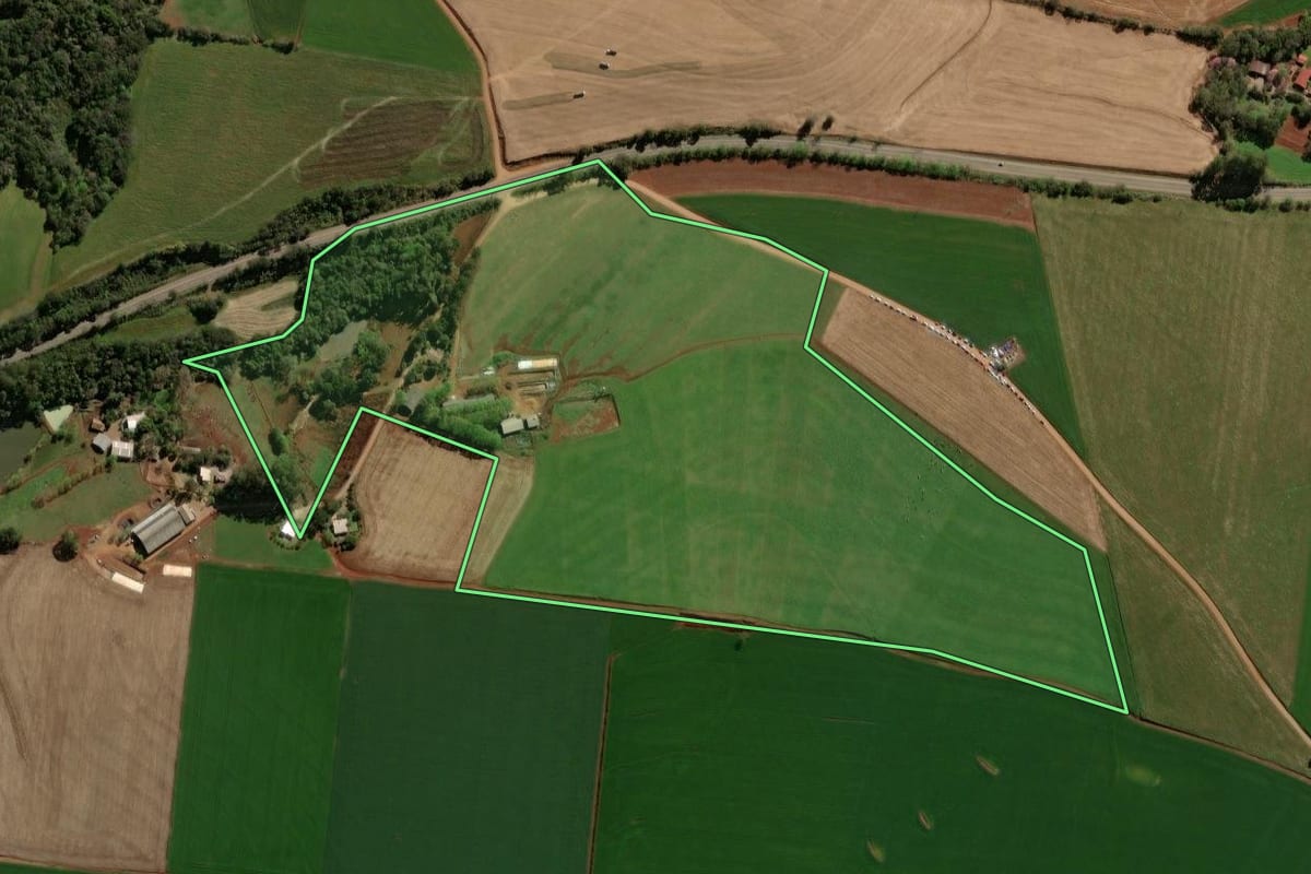 Imagem de satélite do imóvel rural em Victor Graeff (RS), com o contorno declarado no CAR desenhado por cima.