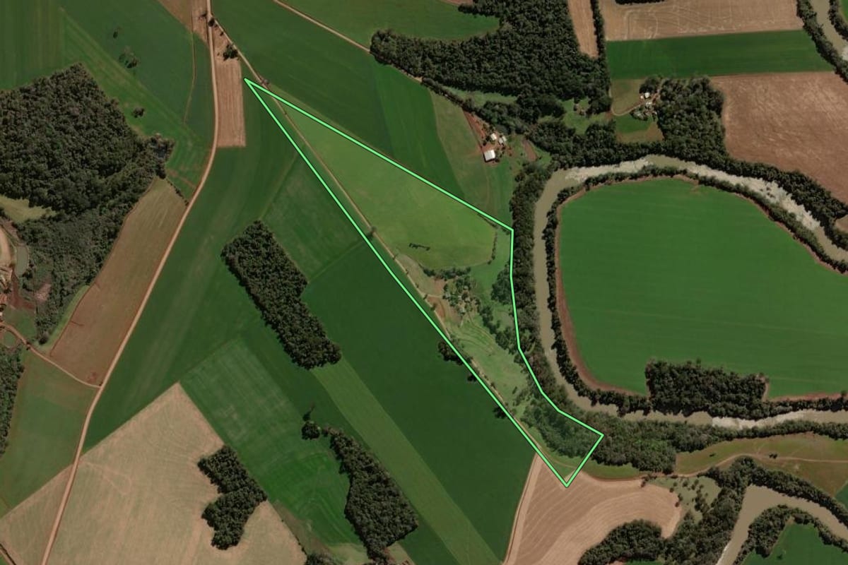 Imagem de satélite do imóvel rural em Victor Graeff (RS), com o contorno declarado no CAR desenhado por cima.