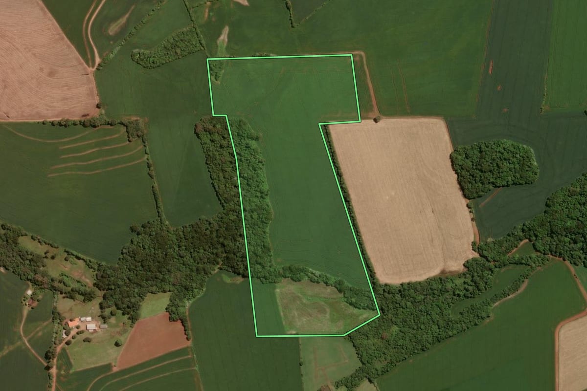 Imagem de satélite do imóvel rural em Victor Graeff (RS), com o contorno declarado no CAR desenhado por cima.