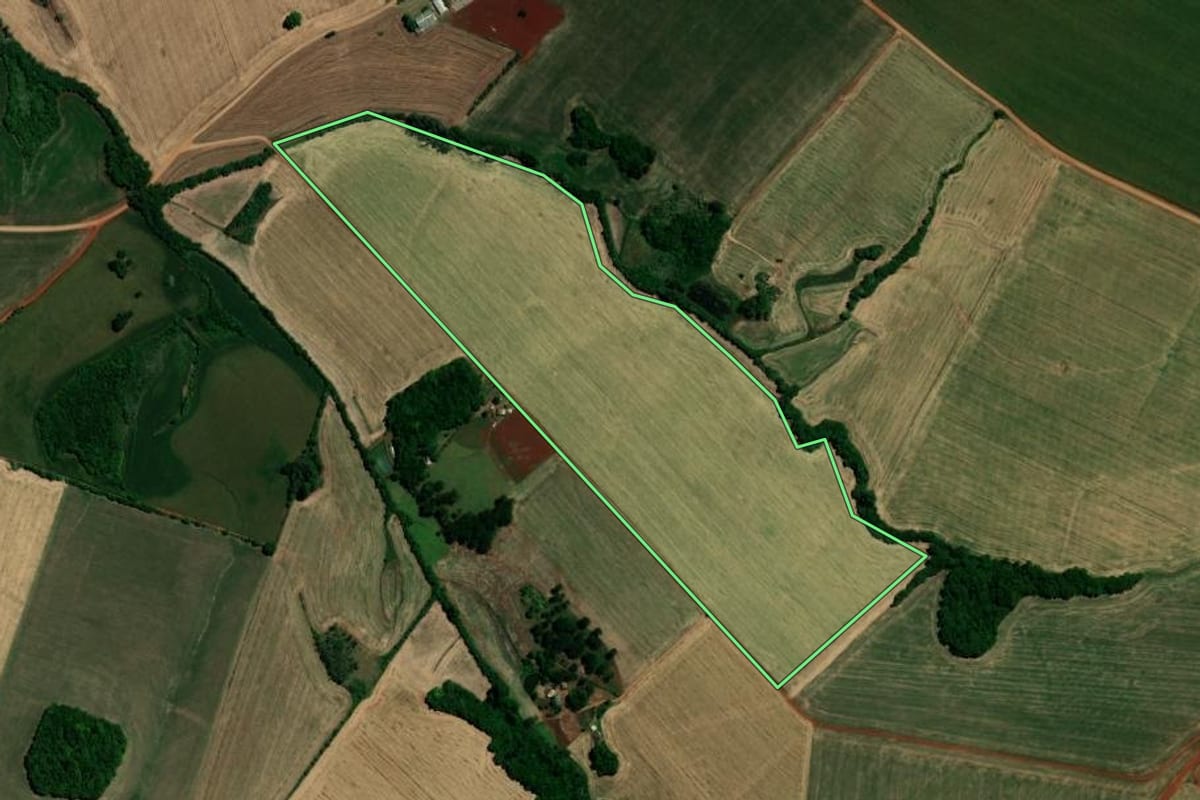 Imagem de satélite do imóvel rural em Victor Graeff (RS), com o contorno declarado no CAR desenhado por cima.