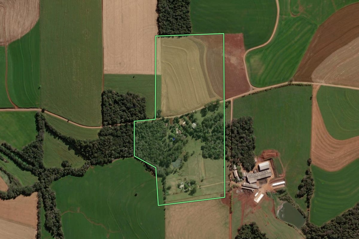 Imagem de satélite do imóvel rural em Victor Graeff (RS), com o contorno declarado no CAR desenhado por cima.