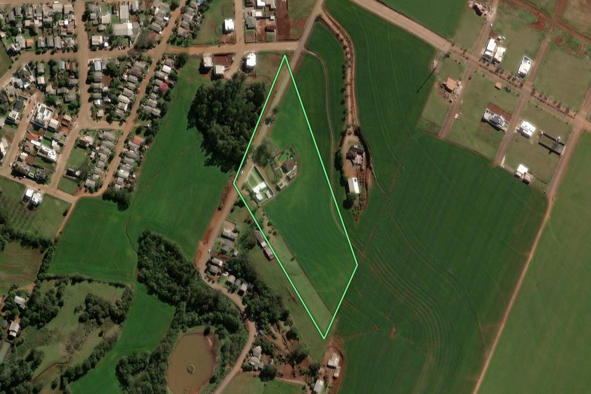 Imagem de satélite do imóvel rural em Victor Graeff (RS), com o contorno declarado no CAR desenhado por cima.