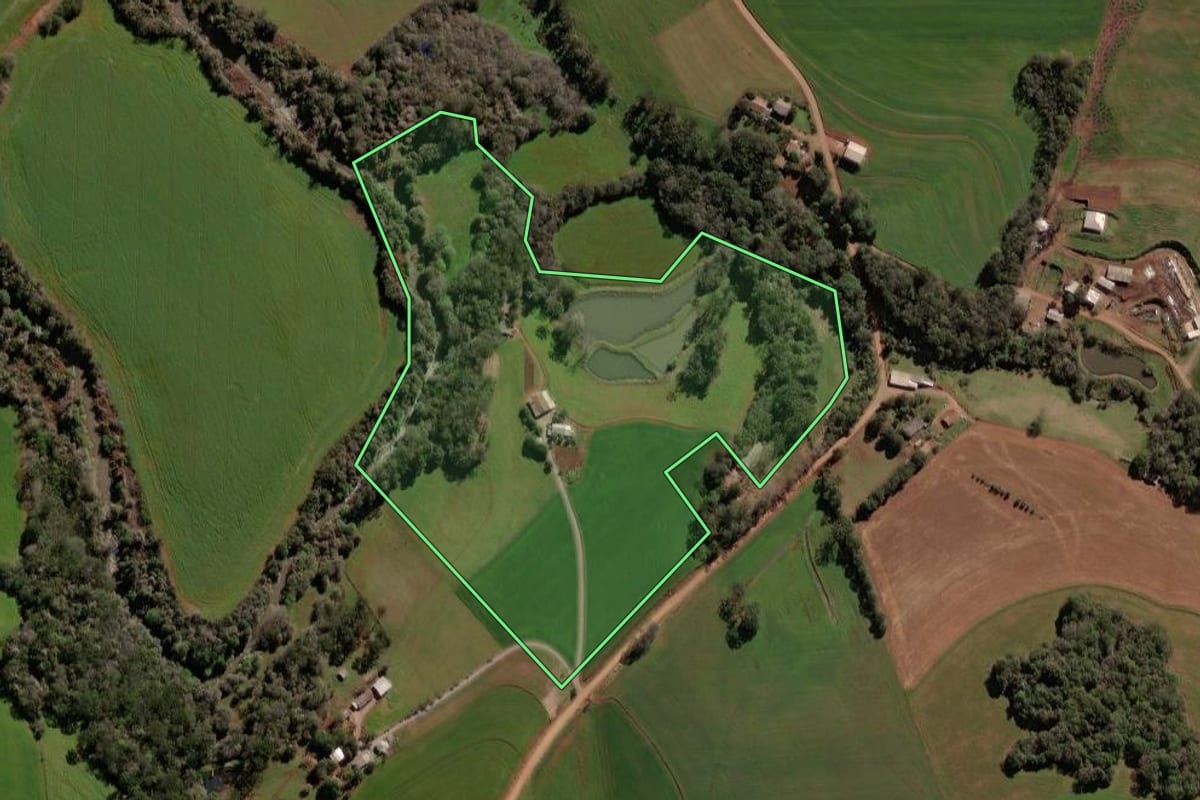 Imagem de satélite do imóvel rural em Victor Graeff (RS), com o contorno declarado no CAR desenhado por cima.