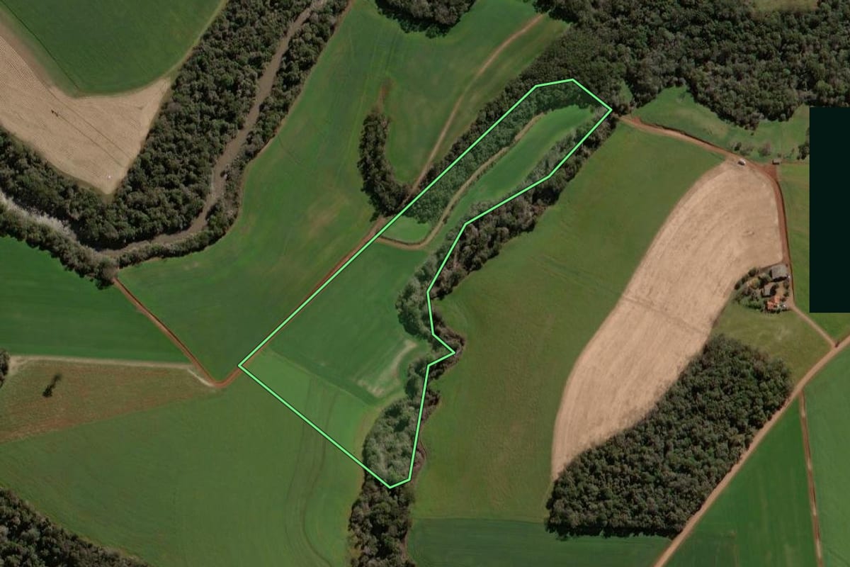 Imagem de satélite do imóvel rural em Victor Graeff (RS), com o contorno declarado no CAR desenhado por cima.