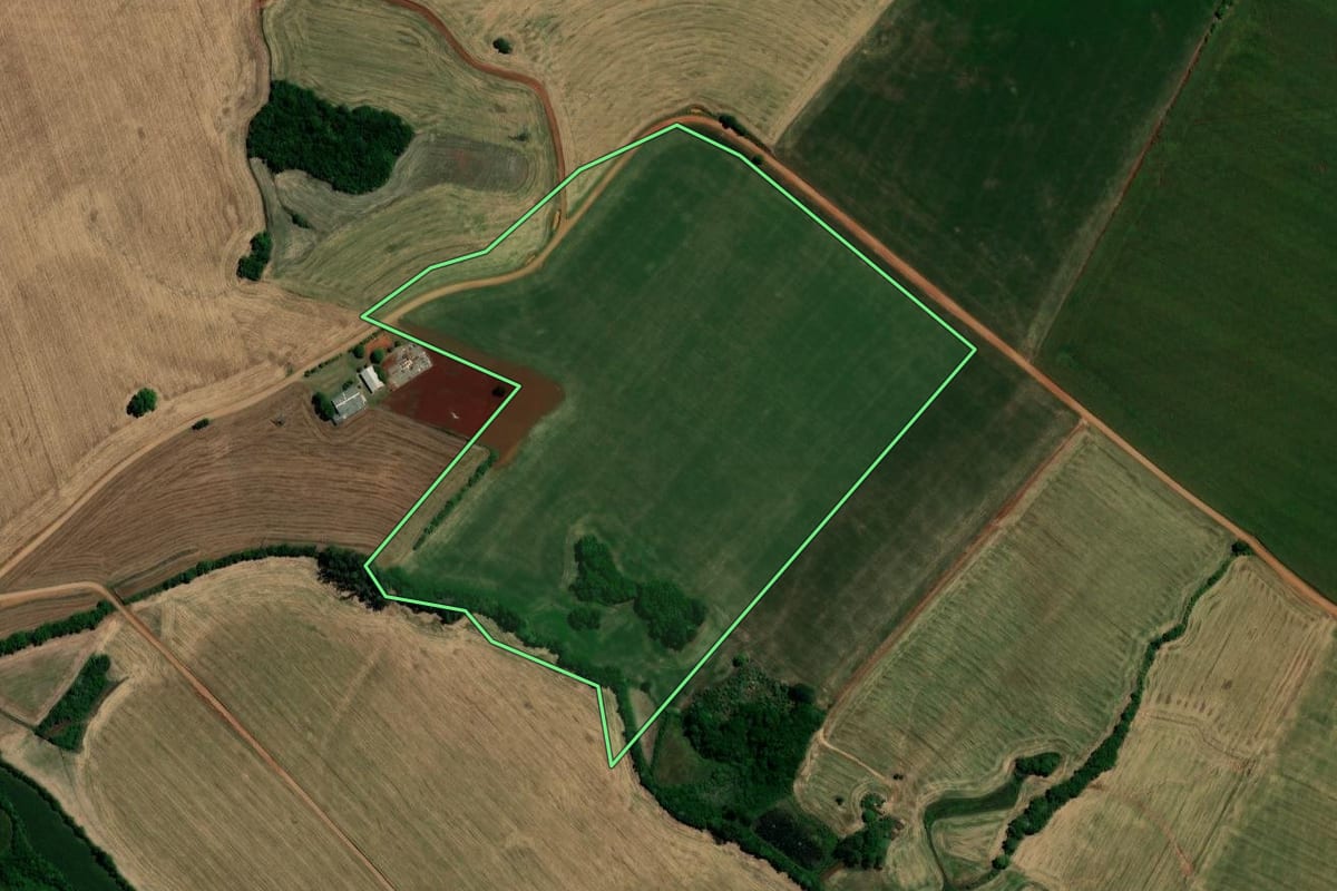Imagem de satélite do imóvel rural em Victor Graeff (RS), com o contorno declarado no CAR desenhado por cima.