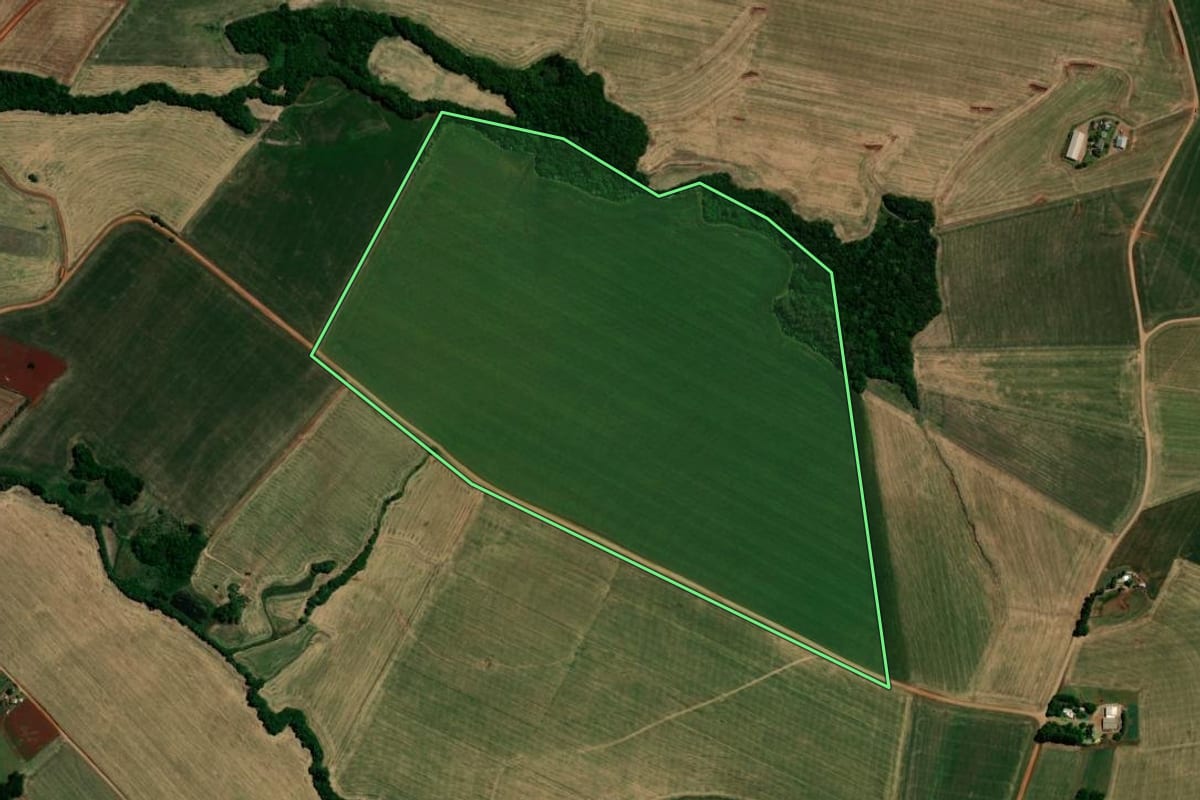 Imagem de satélite do imóvel rural em Victor Graeff (RS), com o contorno declarado no CAR desenhado por cima.
