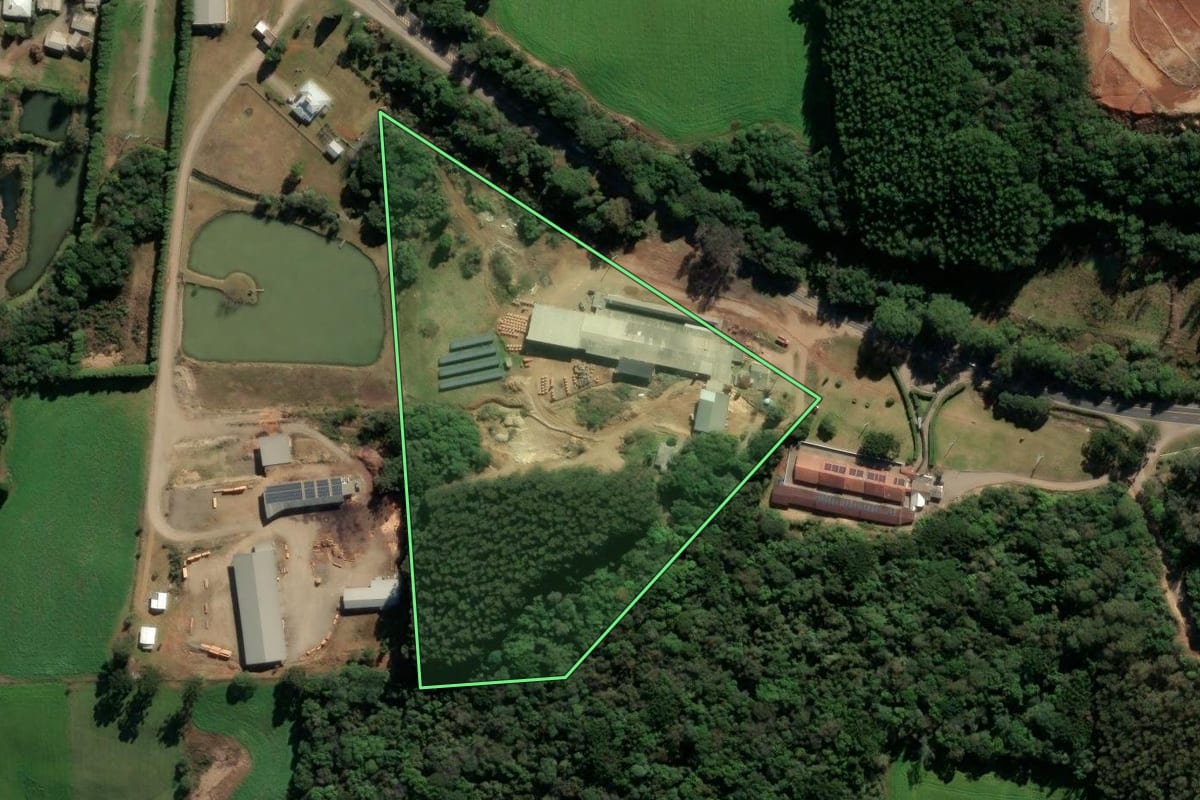Imagem de satélite do imóvel rural em Vila Flores (RS), com o contorno declarado no CAR desenhado por cima.
