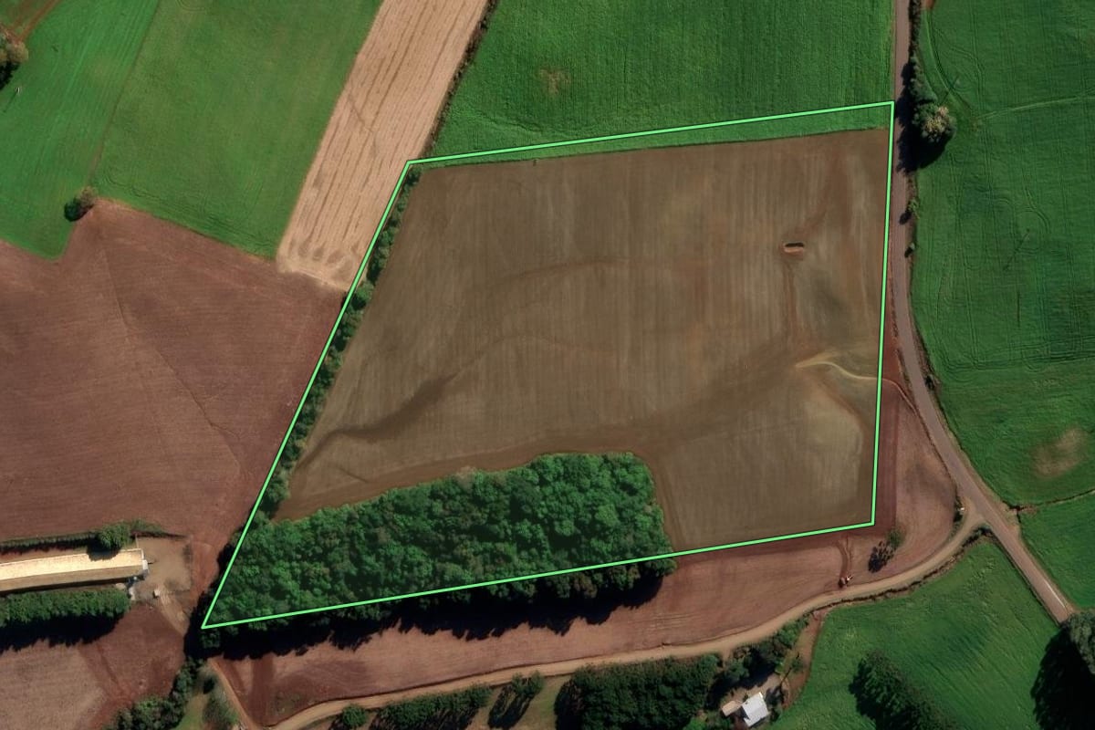 Imagem de satélite do imóvel rural em Vila Lângaro (RS), com o contorno declarado no CAR desenhado por cima.