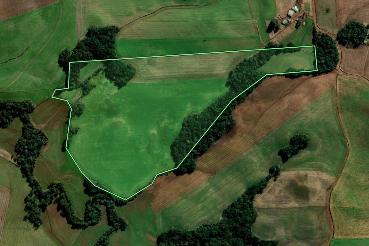 Imagem de satélite do imóvel rural em Vila Lângaro (RS), com o contorno declarado no CAR desenhado por cima.