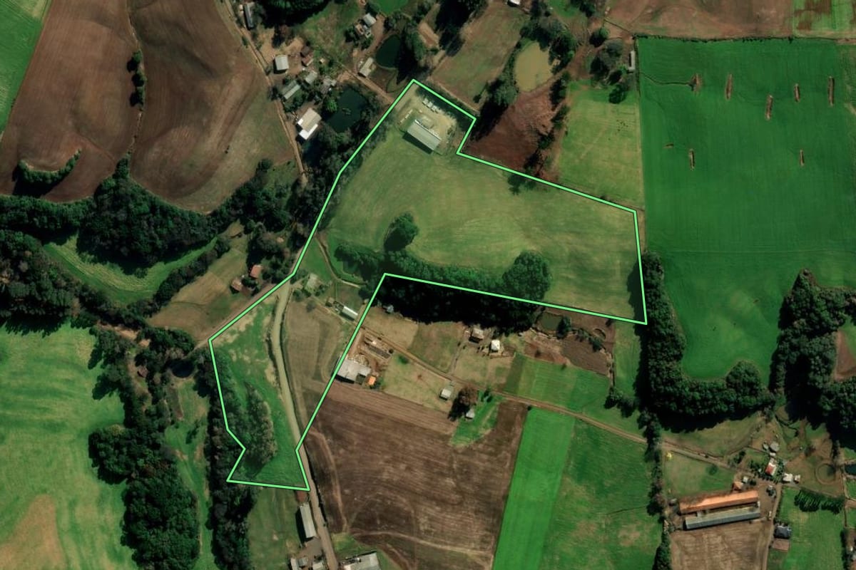 Imagem de satélite do imóvel rural em Vila Lângaro (RS), com o contorno declarado no CAR desenhado por cima.