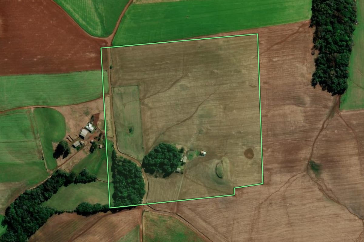 Imagem de satélite do imóvel rural em Vila Lângaro (RS), com o contorno declarado no CAR desenhado por cima.