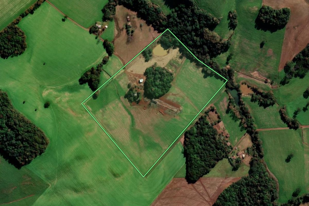 Imagem de satélite do imóvel rural em Vila Lângaro (RS), com o contorno declarado no CAR desenhado por cima.