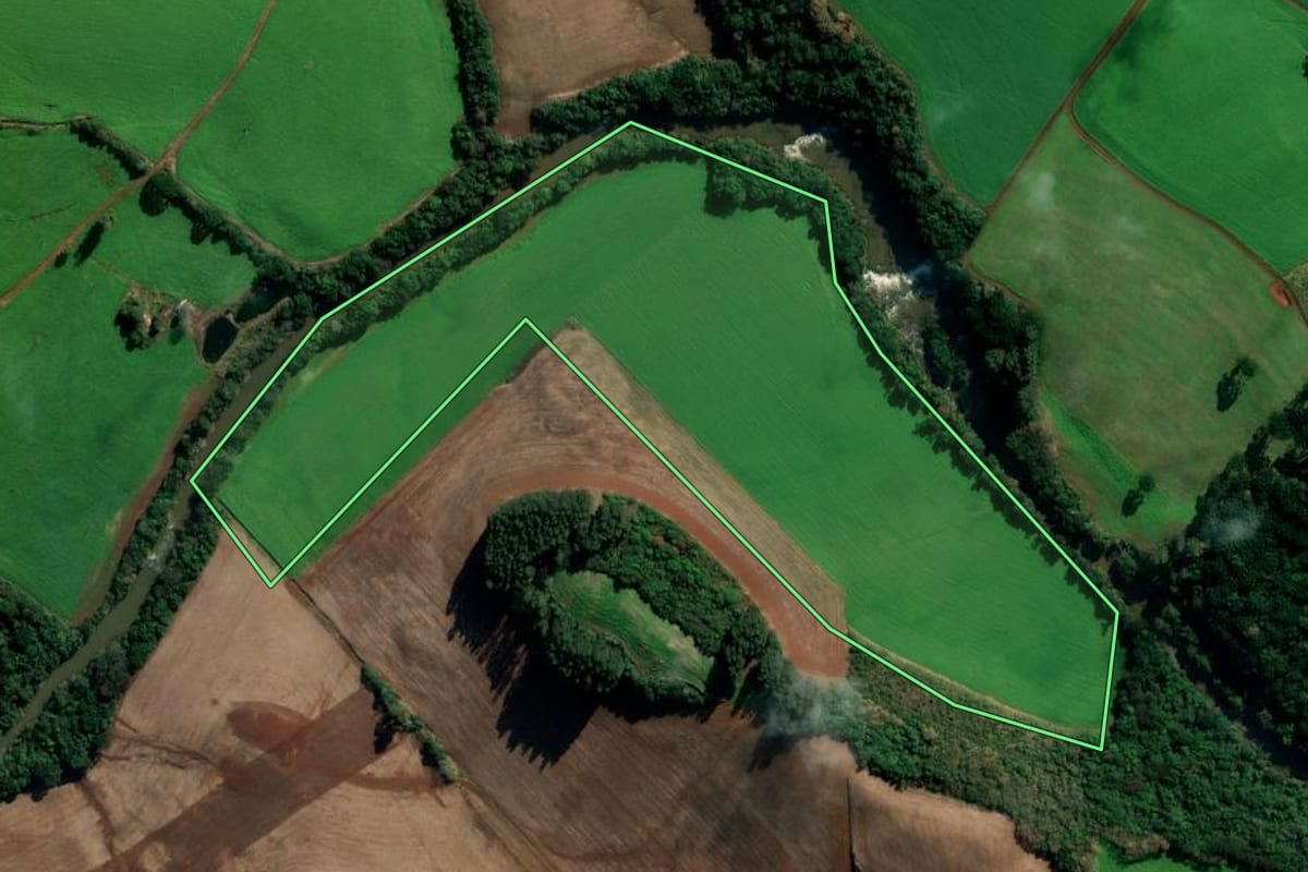 Imagem de satélite do imóvel rural em Vila Lângaro (RS), com o contorno declarado no CAR desenhado por cima.