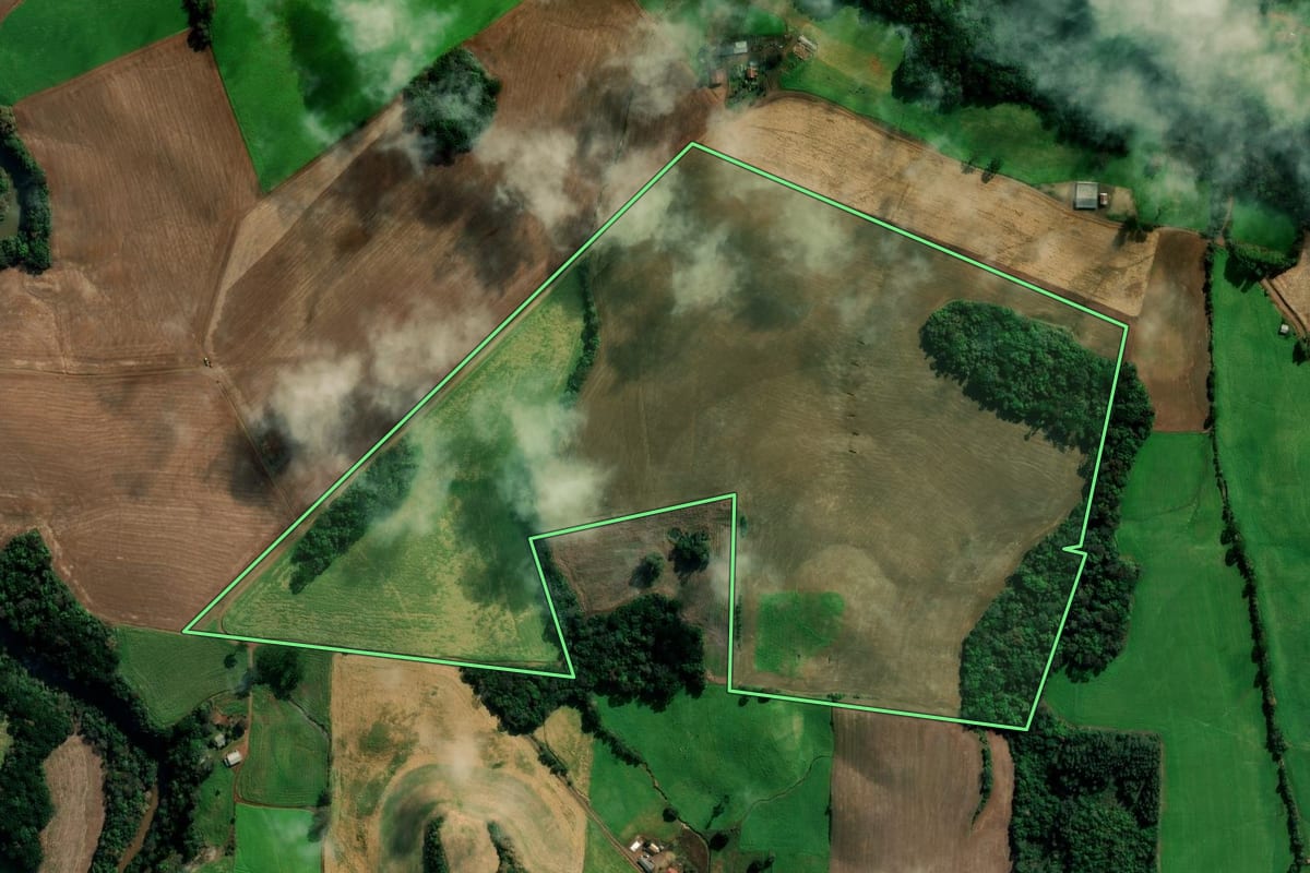 Imagem de satélite do imóvel rural em Vila Lângaro (RS), com o contorno declarado no CAR desenhado por cima.