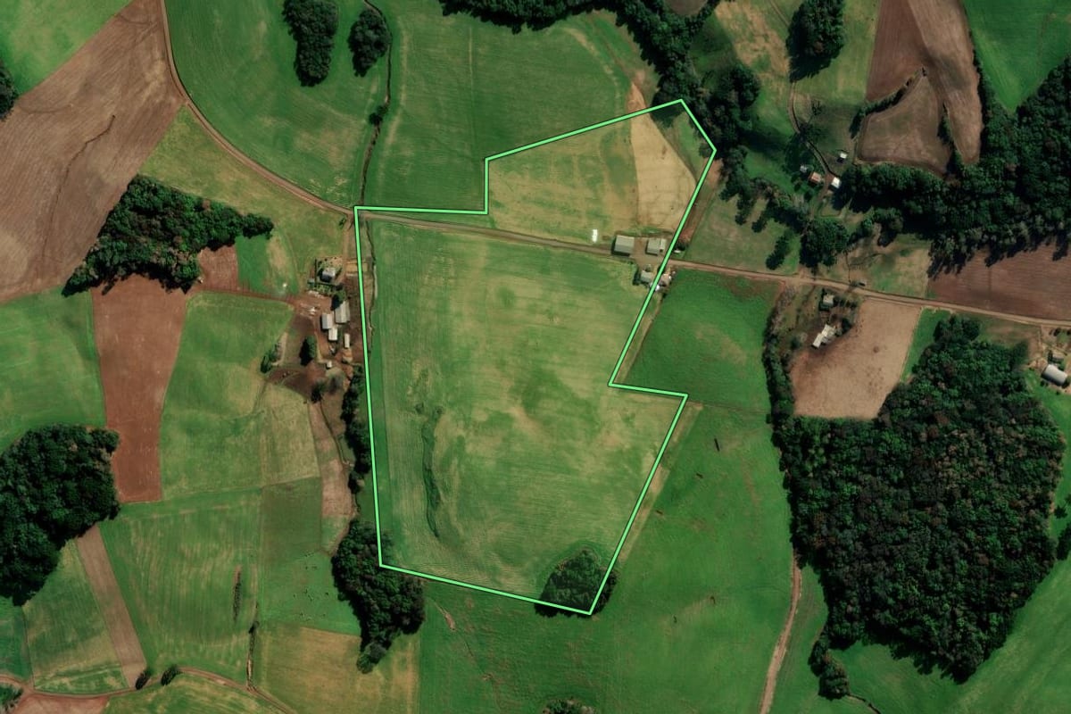Imagem de satélite do imóvel rural em Vila Lângaro (RS), com o contorno declarado no CAR desenhado por cima.