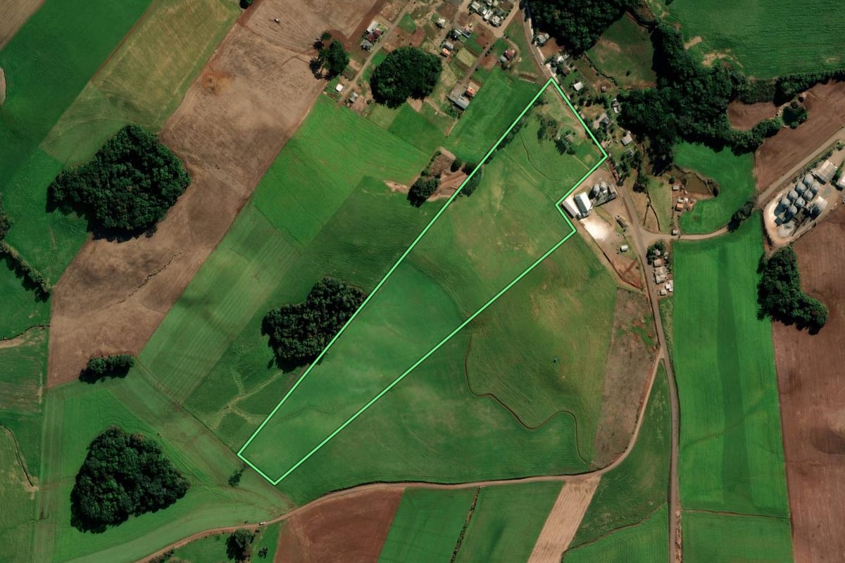 Imagem de satélite do imóvel rural em Vila Lângaro (RS), com o contorno declarado no CAR desenhado por cima.
