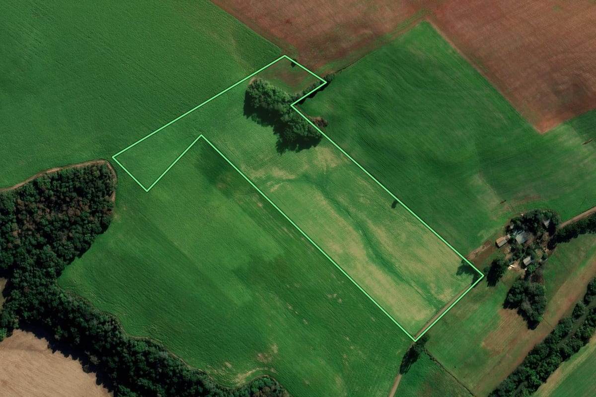 Imagem de satélite do imóvel rural em Vila Lângaro (RS), com o contorno declarado no CAR desenhado por cima.